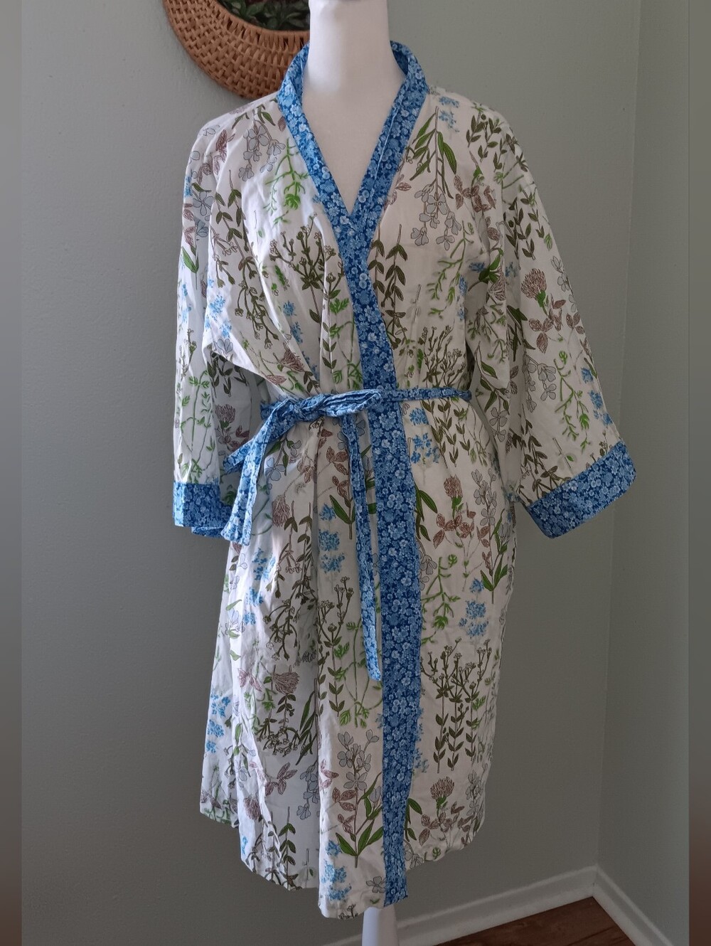 Crabtree & Evelyn White Floral Cotton Robe with Blue Trim